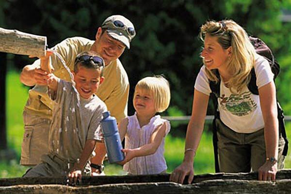 Famille autour d'une fontaine d'eau