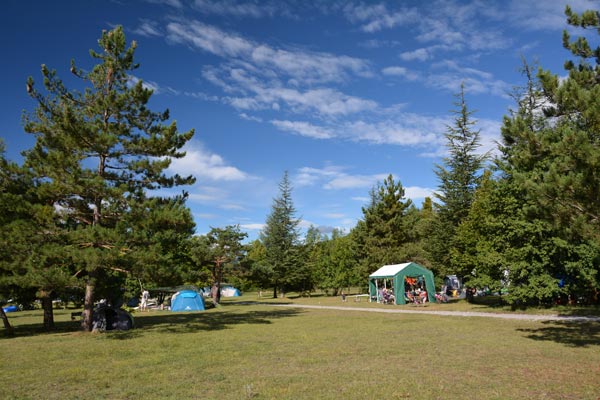 Espace camping avec tentes au village Le Chadenas