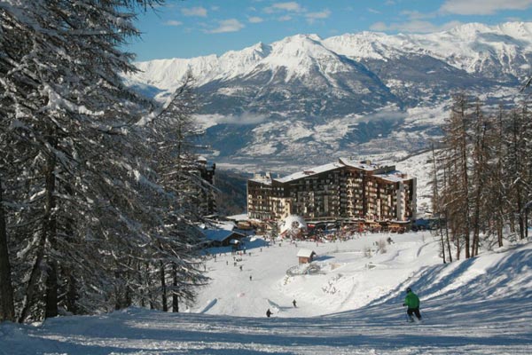 Vue sur la station de ski les Orres et sur la vallée Vue sur la station de ski les Orres et sur la vallée avec les montagnes enneigées en arrière-plan