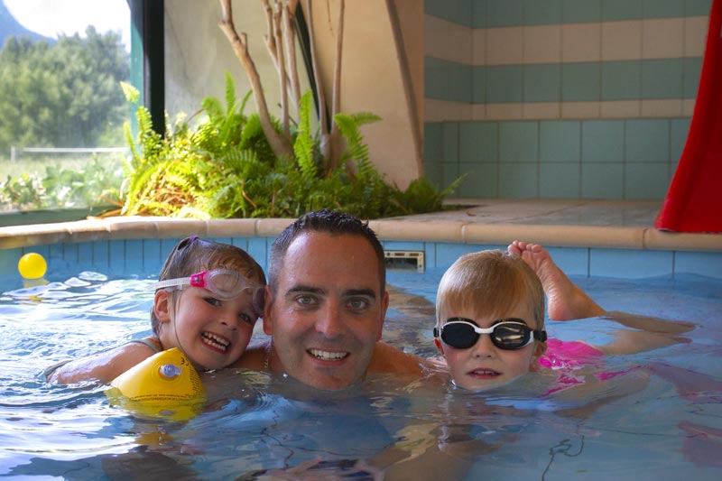 Piscine en famille au village Chadenas à Embrun