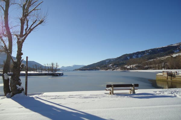 Vue du plan d’eau d’Embrun avec la neige en hiver Vue du plan d'eau d'Embrun avec la neige en hiver