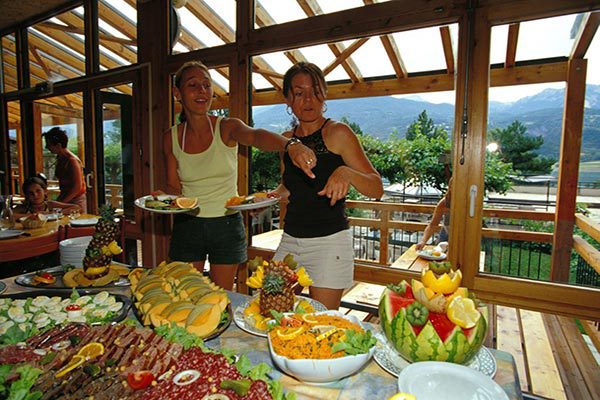 Buffet au restaurant du village vacances Le Chadenas à Embrun