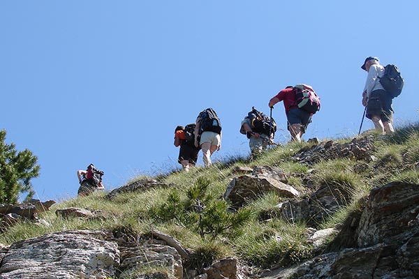 Groupe de randonneurs à la montagne