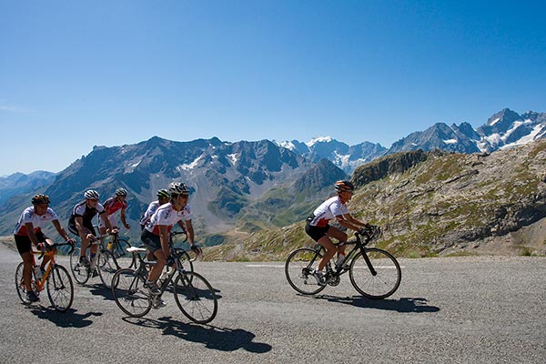 Groupe de cyclistes à la montagne