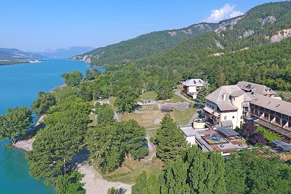 Vue aérienne du village Chadenas au bord du lac de Serre-Ponçon