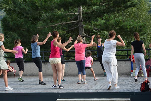 Activité zumba en groupe au village vacances Le Chadenas