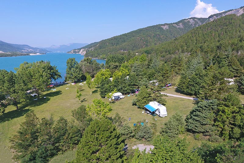 Vue aérienne camping du village Le Chadenas au bord du lac de Serre-Ponçon