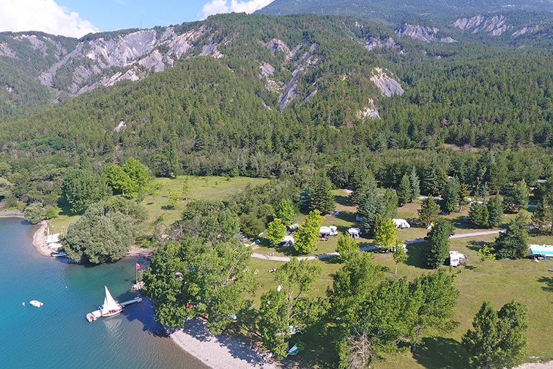 Vue aérienne camping du village Le Chadenas au bord du lac de Serre-Ponçon