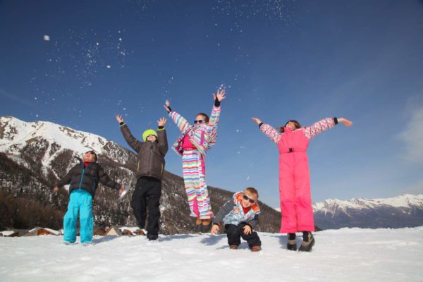 skieurs qui sautent dans la neige